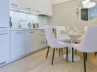 Każdy apartament ma kompleksowo wyposażony aneks kuchenny i stół jadalny