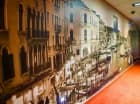 Wnętrza hotelu ożywiono ciekawymi grafikami