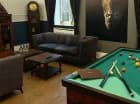 Stół bilardowy znajduje się w sali klubowej