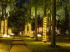 Klimatyczne oświetlenie uprzyjemnia wieczorne spacery