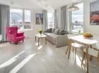 Apartament 5-os. deluxe ma dwie odrębne sypialnie i sofę w salonie