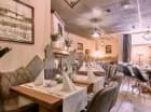 W obiekcie mieści się szykowna restauracja