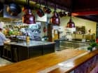 Hotel posiada 3 restauracje, otwarta kuchnia pozwala podziwiać kunszt kucharzy