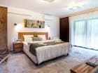 Apartamenty mają balkon francuski lub wyjście na taras