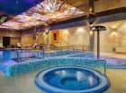 Na basenie dostępne są atrakcje wodne: kaskady, gejzery, jacuzzi i brodzik