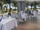 Hotel posiada restaurację z widokiem na morze