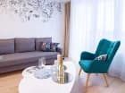 Sercem większego apartamentu jest pokój dzienny z aneksem kuchennym
