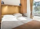 Comfort Holiday Home ma sypialnię z podwójnym łóżkiem i drugą z 2 łóżkami 1-os.
