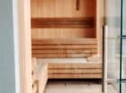 Jest tutaj jacuzzi oraz sauna sucha i sauna fińska