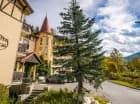 Hotel z jednej strony sąsiaduje z lasem i Księżą Górą, z drugiej z potokiem