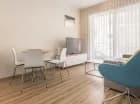 Apartamenty są wyposażone w TV, WiFi, aneks kuchenny i zestaw plażowy