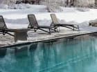 Resort dysponuje zewnętrzną strefą wellness z całorocznym jacuzzi