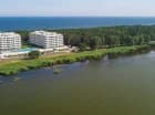 Luksusowe apartamentowce znajdują się na mierzei pomiędzy morzem i jeziorem