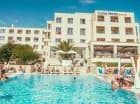 Dla gości dostępny jest basen zewnętrzny z beach barem