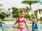 Dzieci są zachwycone taką formą zabawy w wodzie