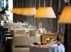 Restauracje specjalizują się w kuchni międzynarodowej i śródziemnomorskiej