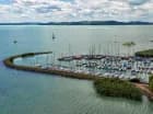 Hotel jest położony blisko brzegu Balatonu, promenady i przystani