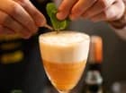 W drink barze profesjonalny barman rozpieszcza drinkami