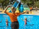 Przygotowano tutaj zewnętrzny basen dla dzieci ze zjeżdżalniami