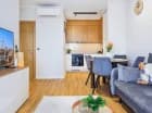 Salon z aneksem i stołem w Apartamencie Komfort A44