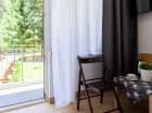 Pokoje w głównym budynku hotelowym mają także własne balkony