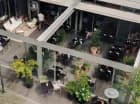 Za nowoczesną fasadą hotelu skrywają się stylowe wnętrza oraz urokliwy ogród