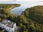Pokoje i apartamenty znajdują się pośród sosnowych drzew nad adriatycką zatoką