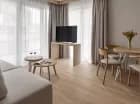 Apartament Junior z widokiem na staw to jasne wnętrze