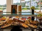 Posiłki podawane są w klimatyzowanej restauracji Hotelu Omorica