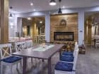 Hotelowa restauracja ma przyjemny wystrój i serwuje smaczne dania