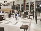 W hotelu działa elegancka restauracja, bistro oraz bar przy plaży