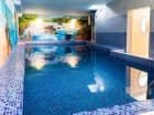 Rezydencja Korab dysponuje strefą wellness z basenem i podświetlanym jacuzzi
