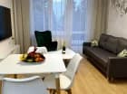 W pokoju dziennym apartamentu 2-pokojowego mieści się rozkładana sofa
