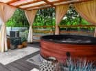 W domkach VIP PREMIUM JACUZZI znajduje się prywatne jacuzzi na tarasie