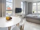 Apartament 4-osobowy posiada jedno łóżko w części dziennej, drugie w sypialni