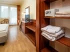 Pokoje są klimatyzowane, wyposażone w minibar, smart TV, szlafroki, sejf