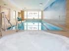 W strefie wellness mieści się basen, jacuzzi i sauna