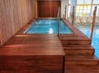 Przy basenie jest też jacuzzi