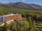 Hotel jest położony w dolinie u stóp Łomnicy