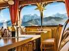 Śniadania i obiadokolacje są podawane w stylowej restauracji