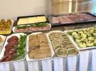 Na gości czeka chrupiące pieczywo, sezonowe warzywa i owoce, wędliny i sery