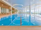 Apartamentowiec posiada basen sportowy i rekreacyjny oraz brodzik dla dzieci