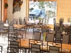 Na terenie hotelu znajdują się kawiarnia, sala restauracyjna, pub oraz grill