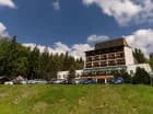 Hotel jest położony w cichej, spokojnej, zielonej okolicy