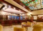 Wnętrza hotelu są stylowe i przestronne
