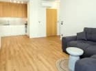 Apartament Komfort Plus A25 ma wielofunkcyjny salon i odrębną sypialnię