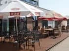 Hotel posiada również całodobowy bar z ogródkiem letnim