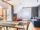W każdym apartamencie znajduje się stół jadalny oraz komplet wypoczynkowy