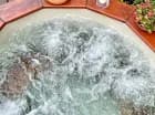Na zewnątrz uruchomiono wannę jacuzzi