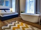 W apartamencie mieści się wysokiej jakości podwójne łóżko